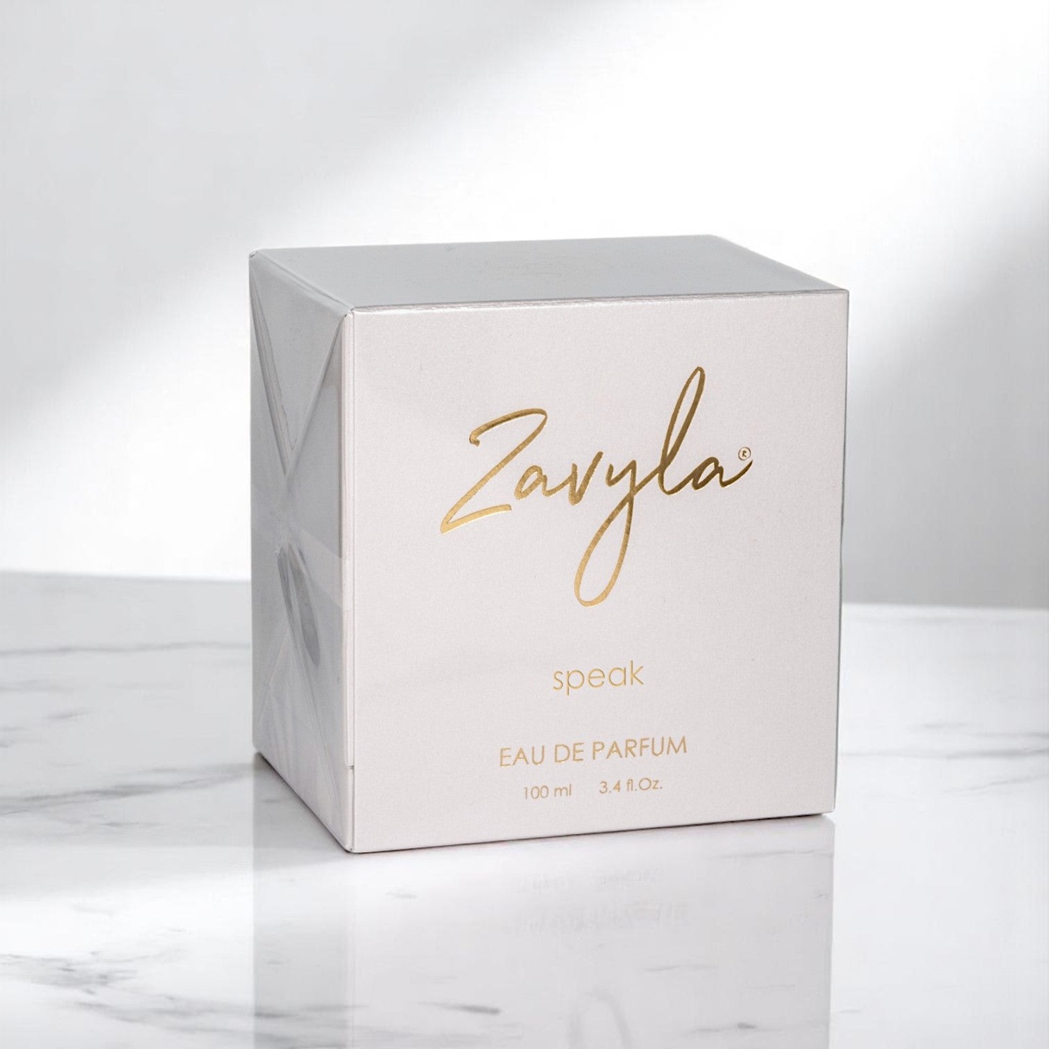 Pacchetto di profumo Zavyla poggiato su base di marmo, espressione di lusso e raffinatezza del brand romano di fragranze artistiche